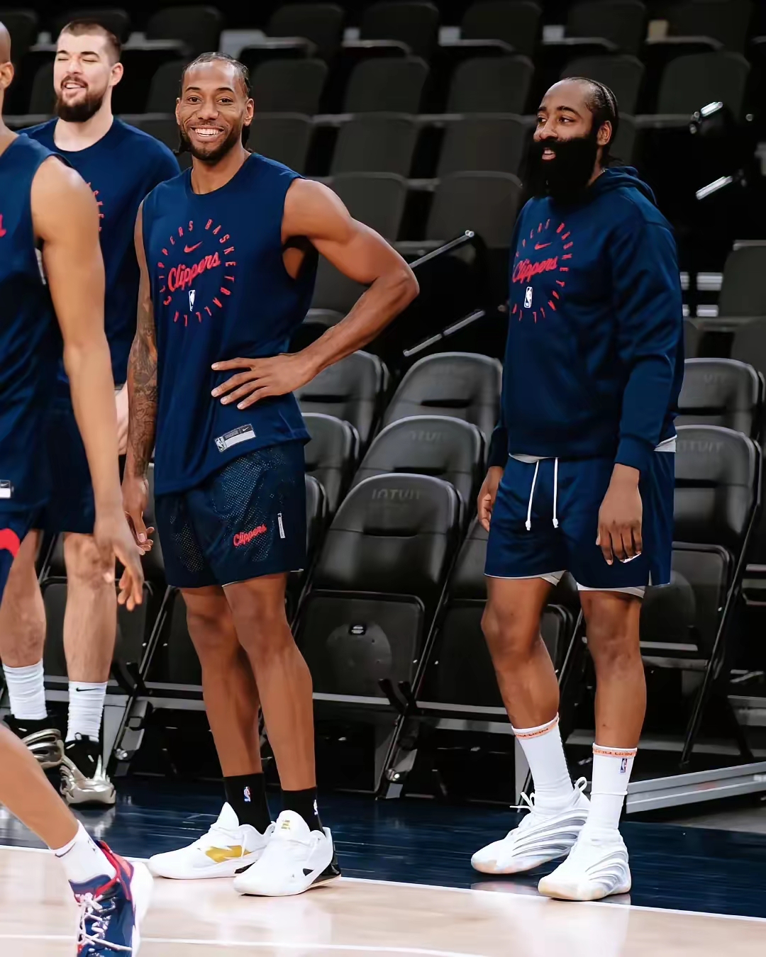 包含赛后体能课后，洛杉矶快船内部沟通备战NBA总决赛，引发热议，更衣室氛围转暖的词条